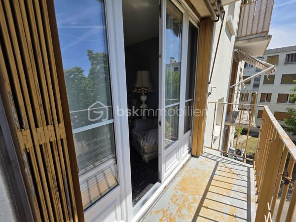 Seulement 12 minutes à pied du RER E et 7 à 8 minutes du centre-ville, découvrez ce charmant appartement 3 pièces situé au sein d'une résidence familiale, calme et arborée.
Grâce à son exposition sud-ouest et sans vis à vis, il bénéficie d'une belle luminosité tout au long de la journée. Il se compose d'une entrée, d'une cuisine aménagée, d'un agréable séjour ouvrant sur un balcon avec vue dégagée, de deux chambres, d'une salle d'eau et de WC indépendants.
Une grande cave ainsi qu'une place de parking extérieure privative viennent compléter ce bien.
Vous apprécierez la proximité immédiate des commerces, des écoles, de la mairie (9 minutes à pied) ainsi que du centre commercial Les Arcades, accessible en seulement 7 minutes en voiture. L'accès à l'autoroute A4 est également rapide, facilitant tous vos déplacements.
Un appartement fonctionnel, lumineux et idéalement situé, parfait pour une famille, un jeune couple ou un investissement.

N'attendez plus pour une visite !!!