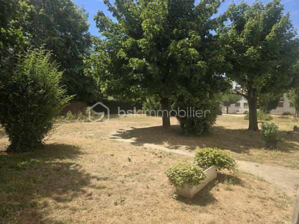 Seulement 12 minutes à pied du RER E et 7 à 8 minutes du centre-ville, découvrez ce charmant appartement 3 pièces situé au sein d'une résidence familiale, calme et arborée.
Grâce à son exposition sud-ouest et sans vis à vis, il bénéficie d'une belle luminosité tout au long de la journée. Il se compose d'une entrée, d'une cuisine aménagée, d'un agréable séjour ouvrant sur un balcon avec vue dégagée, de deux chambres, d'une salle d'eau et de WC indépendants.
Une grande cave ainsi qu'une place de parking extérieure privative viennent compléter ce bien.
Vous apprécierez la proximité immédiate des commerces, des écoles, de la mairie (9 minutes à pied) ainsi que du centre commercial Les Arcades, accessible en seulement 7 minutes en voiture. L'accès à l'autoroute A4 est également rapide, facilitant tous vos déplacements.
Un appartement fonctionnel, lumineux et idéalement situé, parfait pour une famille, un jeune couple ou un investissement.

N'attendez plus pour une visite !!!