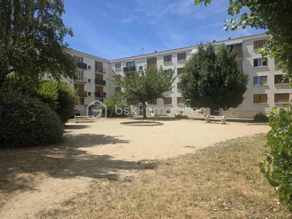 Seulement 12 minutes à pied du RER E et 7 à 8 minutes du centre-ville, découvrez ce charmant appartement 3 pièces situé au sein d'une résidence familiale, calme et arborée.
Grâce à son exposition sud-ouest et sans vis à vis, il bénéficie d'une belle luminosité tout au long de la journée. Il se compose d'une entrée, d'une cuisine aménagée, d'un agréable séjour ouvrant sur un balcon avec vue dégagée, de deux chambres, d'une salle d'eau et de WC indépendants.
Une grande cave ainsi qu'une place de parking extérieure privative viennent compléter ce bien.
Vous apprécierez la proximité immédiate des commerces, des écoles, de la mairie (9 minutes à pied) ainsi que du centre commercial Les Arcades, accessible en seulement 7 minutes en voiture. L'accès à l'autoroute A4 est également rapide, facilitant tous vos déplacements.
Un appartement fonctionnel, lumineux et idéalement situé, parfait pour une famille, un jeune couple ou un investissement.

N'attendez plus pour une visite !!!