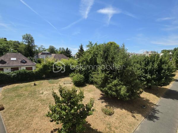 Seulement 12 minutes à pied du RER E et 7 à 8 minutes du centre-ville, découvrez ce charmant appartement 3 pièces situé au sein d'une résidence familiale, calme et arborée.
Grâce à son exposition sud-ouest et sans vis à vis, il bénéficie d'une belle luminosité tout au long de la journée. Il se compose d'une entrée, d'une cuisine aménagée, d'un agréable séjour ouvrant sur un balcon avec vue dégagée, de deux chambres, d'une salle d'eau et de WC indépendants.
Une grande cave ainsi qu'une place de parking extérieure privative viennent compléter ce bien.
Vous apprécierez la proximité immédiate des commerces, des écoles, de la mairie (9 minutes à pied) ainsi que du centre commercial Les Arcades, accessible en seulement 7 minutes en voiture. L'accès à l'autoroute A4 est également rapide, facilitant tous vos déplacements.
Un appartement fonctionnel, lumineux et idéalement situé, parfait pour une famille, un jeune couple ou un investissement.

N'attendez plus pour une visite !!!