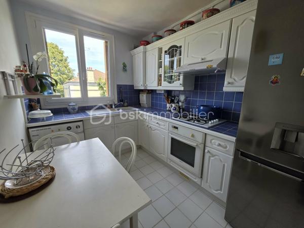 Seulement 12 minutes à pied du RER E et 7 à 8 minutes du centre-ville, découvrez ce charmant appartement 3 pièces situé au sein d'une résidence familiale, calme et arborée.
Grâce à son exposition sud-ouest et sans vis à vis, il bénéficie d'une belle luminosité tout au long de la journée. Il se compose d'une entrée, d'une cuisine aménagée, d'un agréable séjour ouvrant sur un balcon avec vue dégagée, de deux chambres, d'une salle d'eau et de WC indépendants.
Une grande cave ainsi qu'une place de parking extérieure privative viennent compléter ce bien.
Vous apprécierez la proximité immédiate des commerces, des écoles, de la mairie (9 minutes à pied) ainsi que du centre commercial Les Arcades, accessible en seulement 7 minutes en voiture. L'accès à l'autoroute A4 est également rapide, facilitant tous vos déplacements.
Un appartement fonctionnel, lumineux et idéalement situé, parfait pour une famille, un jeune couple ou un investissement.

N'attendez plus pour une visite !!!