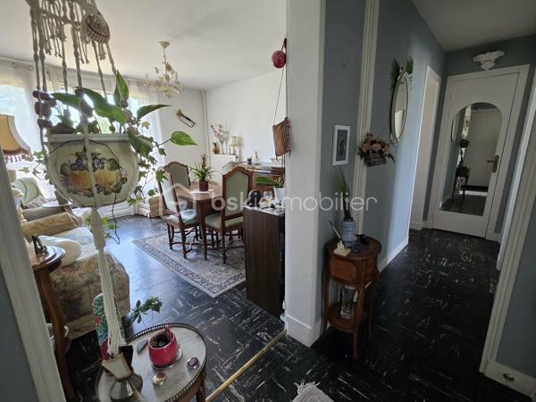 Seulement 12 minutes à pied du RER E et 7 à 8 minutes du centre-ville, découvrez ce charmant appartement 3 pièces situé au sein d'une résidence familiale, calme et arborée.
Grâce à son exposition sud-ouest et sans vis à vis, il bénéficie d'une belle luminosité tout au long de la journée. Il se compose d'une entrée, d'une cuisine aménagée, d'un agréable séjour ouvrant sur un balcon avec vue dégagée, de deux chambres, d'une salle d'eau et de WC indépendants.
Une grande cave ainsi qu'une place de parking extérieure privative viennent compléter ce bien.
Vous apprécierez la proximité immédiate des commerces, des écoles, de la mairie (9 minutes à pied) ainsi que du centre commercial Les Arcades, accessible en seulement 7 minutes en voiture. L'accès à l'autoroute A4 est également rapide, facilitant tous vos déplacements.
Un appartement fonctionnel, lumineux et idéalement situé, parfait pour une famille, un jeune couple ou un investissement.

N'attendez plus pour une visite !!!