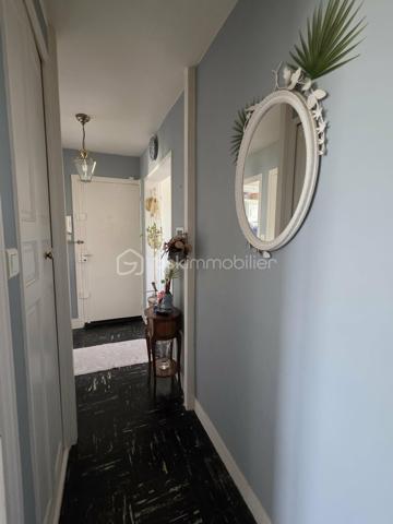 Seulement 12 minutes à pied du RER E et 7 à 8 minutes du centre-ville, découvrez ce charmant appartement 3 pièces situé au sein d'une résidence familiale, calme et arborée.
Grâce à son exposition sud-ouest et sans vis à vis, il bénéficie d'une belle luminosité tout au long de la journée. Il se compose d'une entrée, d'une cuisine aménagée, d'un agréable séjour ouvrant sur un balcon avec vue dégagée, de deux chambres, d'une salle d'eau et de WC indépendants.
Une grande cave ainsi qu'une place de parking extérieure privative viennent compléter ce bien.
Vous apprécierez la proximité immédiate des commerces, des écoles, de la mairie (9 minutes à pied) ainsi que du centre commercial Les Arcades, accessible en seulement 7 minutes en voiture. L'accès à l'autoroute A4 est également rapide, facilitant tous vos déplacements.
Un appartement fonctionnel, lumineux et idéalement situé, parfait pour une famille, un jeune couple ou un investissement.

N'attendez plus pour une visite !!!