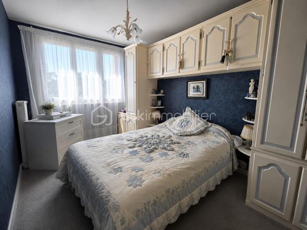 Seulement 12 minutes à pied du RER E et 7 à 8 minutes du centre-ville, découvrez ce charmant appartement 3 pièces situé au sein d'une résidence familiale, calme et arborée.
Grâce à son exposition sud-ouest et sans vis à vis, il bénéficie d'une belle luminosité tout au long de la journée. Il se compose d'une entrée, d'une cuisine aménagée, d'un agréable séjour ouvrant sur un balcon avec vue dégagée, de deux chambres, d'une salle d'eau et de WC indépendants.
Une grande cave ainsi qu'une place de parking extérieure privative viennent compléter ce bien.
Vous apprécierez la proximité immédiate des commerces, des écoles, de la mairie (9 minutes à pied) ainsi que du centre commercial Les Arcades, accessible en seulement 7 minutes en voiture. L'accès à l'autoroute A4 est également rapide, facilitant tous vos déplacements.
Un appartement fonctionnel, lumineux et idéalement situé, parfait pour une famille, un jeune couple ou un investissement.

N'attendez plus pour une visite !!!