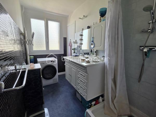 Seulement 12 minutes à pied du RER E et 7 à 8 minutes du centre-ville, découvrez ce charmant appartement 3 pièces situé au sein d'une résidence familiale, calme et arborée.
Grâce à son exposition sud-ouest et sans vis à vis, il bénéficie d'une belle luminosité tout au long de la journée. Il se compose d'une entrée, d'une cuisine aménagée, d'un agréable séjour ouvrant sur un balcon avec vue dégagée, de deux chambres, d'une salle d'eau et de WC indépendants.
Une grande cave ainsi qu'une place de parking extérieure privative viennent compléter ce bien.
Vous apprécierez la proximité immédiate des commerces, des écoles, de la mairie (9 minutes à pied) ainsi que du centre commercial Les Arcades, accessible en seulement 7 minutes en voiture. L'accès à l'autoroute A4 est également rapide, facilitant tous vos déplacements.
Un appartement fonctionnel, lumineux et idéalement situé, parfait pour une famille, un jeune couple ou un investissement.

N'attendez plus pour une visite !!!