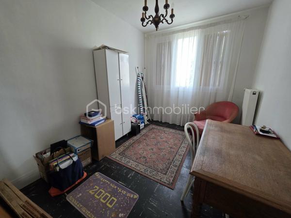 Seulement 12 minutes à pied du RER E et 7 à 8 minutes du centre-ville, découvrez ce charmant appartement 3 pièces situé au sein d'une résidence familiale, calme et arborée.
Grâce à son exposition sud-ouest et sans vis à vis, il bénéficie d'une belle luminosité tout au long de la journée. Il se compose d'une entrée, d'une cuisine aménagée, d'un agréable séjour ouvrant sur un balcon avec vue dégagée, de deux chambres, d'une salle d'eau et de WC indépendants.
Une grande cave ainsi qu'une place de parking extérieure privative viennent compléter ce bien.
Vous apprécierez la proximité immédiate des commerces, des écoles, de la mairie (9 minutes à pied) ainsi que du centre commercial Les Arcades, accessible en seulement 7 minutes en voiture. L'accès à l'autoroute A4 est également rapide, facilitant tous vos déplacements.
Un appartement fonctionnel, lumineux et idéalement situé, parfait pour une famille, un jeune couple ou un investissement.

N'attendez plus pour une visite !!!