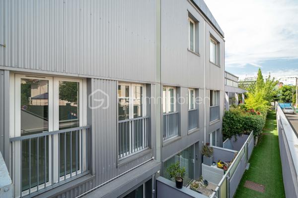 Dans une ancienne imprimerie réhabilitée en lofts contemporains, venez découvrir cet appartement de 54 m² avec un extérieur privatif, pensé pour les amateurs d’espaces atypiques.

Organisé sur plusieurs niveaux, cet appartement offre une configuration originale qui joue avec les volumes et crée une séparation naturelle entre les espaces de vie et l’espace nuit.

Au rez-de-jardin, le séjour s’ouvre directement sur l’extérieur grâce à de larges baies vitrées. La terrasse privative, au calme, sans vis-à-vis, offre un espace agréable pour profiter des beaux jours et constitue un véritable prolongement de la pièce de vie.
Depuis le séjour, quelques marches mènent à la cuisine et la salle de bains avec WC.

L'escalier en colimaçon conduit ensuite à l’espace nuit, composé de deux chambres, dont une, aménagée en mezzanine et pouvant également servir de bureau ou grand dressing. Une configuration pleine de caractère qui permet de profiter pleinement des différents volumes de l’appartement.

Ses atouts :
Une configuration atypique organisée sur plusieurs niveaux
Un extérieur privatif au calme et sans vis-à-vis
Un escalier en colimaçon en bois et métal, véritable élément de caractère
Deux chambres, dont une aménagée en mezzanine
Une copropriété jeune, à l'ambiance conviviale
Proximité du RER B et du métro 4 (Bagneux-Lucie Aubrac)
