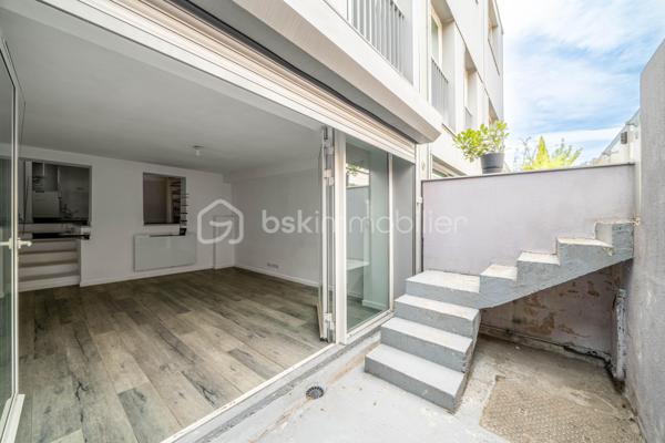 Dans une ancienne imprimerie réhabilitée en lofts contemporains, venez découvrir cet appartement de 54 m² avec un extérieur privatif, pensé pour les amateurs d’espaces atypiques.

Organisé sur plusieurs niveaux, cet appartement offre une configuration originale qui joue avec les volumes et crée une séparation naturelle entre les espaces de vie et l’espace nuit.

Au rez-de-jardin, le séjour s’ouvre directement sur l’extérieur grâce à de larges baies vitrées. La terrasse privative, au calme, sans vis-à-vis, offre un espace agréable pour profiter des beaux jours et constitue un véritable prolongement de la pièce de vie.
Depuis le séjour, quelques marches mènent à la cuisine et la salle de bains avec WC.

L'escalier en colimaçon conduit ensuite à l’espace nuit, composé de deux chambres, dont une, aménagée en mezzanine et pouvant également servir de bureau ou grand dressing. Une configuration pleine de caractère qui permet de profiter pleinement des différents volumes de l’appartement.

Ses atouts :
Une configuration atypique organisée sur plusieurs niveaux
Un extérieur privatif au calme et sans vis-à-vis
Un escalier en colimaçon en bois et métal, véritable élément de caractère
Deux chambres, dont une aménagée en mezzanine
Une copropriété jeune, à l'ambiance conviviale
Proximité du RER B et du métro 4 (Bagneux-Lucie Aubrac)