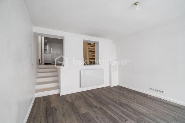 Dans une ancienne imprimerie réhabilitée en lofts contemporains, venez découvrir cet appartement de 54 m² avec un extérieur privatif, pensé pour les amateurs d’espaces atypiques.

Organisé sur plusieurs niveaux, cet appartement offre une configuration originale qui joue avec les volumes et crée une séparation naturelle entre les espaces de vie et l’espace nuit.

Au rez-de-jardin, le séjour s’ouvre directement sur l’extérieur grâce à de larges baies vitrées. La terrasse privative, au calme, sans vis-à-vis, offre un espace agréable pour profiter des beaux jours et constitue un véritable prolongement de la pièce de vie.
Depuis le séjour, quelques marches mènent à la cuisine et la salle de bains avec WC.

L'escalier en colimaçon conduit ensuite à l’espace nuit, composé de deux chambres, dont une, aménagée en mezzanine et pouvant également servir de bureau ou grand dressing. Une configuration pleine de caractère qui permet de profiter pleinement des différents volumes de l’appartement.

Ses atouts :
Une configuration atypique organisée sur plusieurs niveaux
Un extérieur privatif au calme et sans vis-à-vis
Un escalier en colimaçon en bois et métal, véritable élément de caractère
Deux chambres, dont une aménagée en mezzanine
Une copropriété jeune, à l'ambiance conviviale
Proximité du RER B et du métro 4 (Bagneux-Lucie Aubrac)
