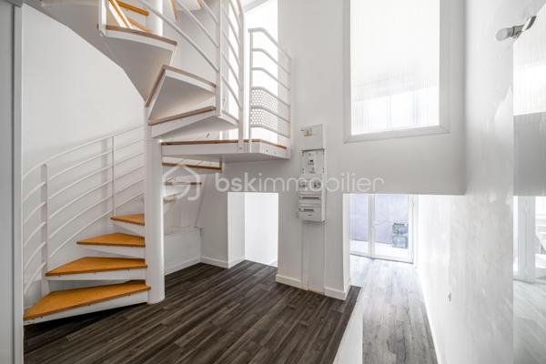 Dans une ancienne imprimerie réhabilitée en lofts contemporains, venez découvrir cet appartement de 54 m² avec un extérieur privatif, pensé pour les amateurs d’espaces atypiques.

Organisé sur plusieurs niveaux, cet appartement offre une configuration originale qui joue avec les volumes et crée une séparation naturelle entre les espaces de vie et l’espace nuit.

Au rez-de-jardin, le séjour s’ouvre directement sur l’extérieur grâce à de larges baies vitrées. La terrasse privative, au calme, sans vis-à-vis, offre un espace agréable pour profiter des beaux jours et constitue un véritable prolongement de la pièce de vie.
Depuis le séjour, quelques marches mènent à la cuisine et la salle de bains avec WC.

L'escalier en colimaçon conduit ensuite à l’espace nuit, composé de deux chambres, dont une, aménagée en mezzanine et pouvant également servir de bureau ou grand dressing. Une configuration pleine de caractère qui permet de profiter pleinement des différents volumes de l’appartement.

Ses atouts :
Une configuration atypique organisée sur plusieurs niveaux
Un extérieur privatif au calme et sans vis-à-vis
Un escalier en colimaçon en bois et métal, véritable élément de caractère
Deux chambres, dont une aménagée en mezzanine
Une copropriété jeune, à l'ambiance conviviale
Proximité du RER B et du métro 4 (Bagneux-Lucie Aubrac)