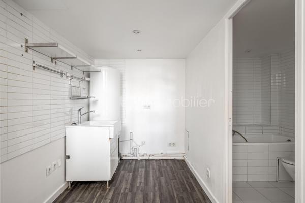 Dans une ancienne imprimerie réhabilitée en lofts contemporains, venez découvrir cet appartement de 54 m² avec un extérieur privatif, pensé pour les amateurs d’espaces atypiques.

Organisé sur plusieurs niveaux, cet appartement offre une configuration originale qui joue avec les volumes et crée une séparation naturelle entre les espaces de vie et l’espace nuit.

Au rez-de-jardin, le séjour s’ouvre directement sur l’extérieur grâce à de larges baies vitrées. La terrasse privative, au calme, sans vis-à-vis, offre un espace agréable pour profiter des beaux jours et constitue un véritable prolongement de la pièce de vie.
Depuis le séjour, quelques marches mènent à la cuisine et la salle de bains avec WC.

L'escalier en colimaçon conduit ensuite à l’espace nuit, composé de deux chambres, dont une, aménagée en mezzanine et pouvant également servir de bureau ou grand dressing. Une configuration pleine de caractère qui permet de profiter pleinement des différents volumes de l’appartement.

Ses atouts :
Une configuration atypique organisée sur plusieurs niveaux
Un extérieur privatif au calme et sans vis-à-vis
Un escalier en colimaçon en bois et métal, véritable élément de caractère
Deux chambres, dont une aménagée en mezzanine
Une copropriété jeune, à l'ambiance conviviale
Proximité du RER B et du métro 4 (Bagneux-Lucie Aubrac)