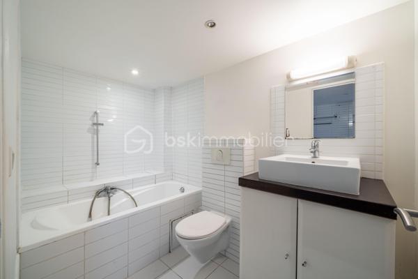 Dans une ancienne imprimerie réhabilitée en lofts contemporains, venez découvrir cet appartement de 54 m² avec un extérieur privatif, pensé pour les amateurs d’espaces atypiques.

Organisé sur plusieurs niveaux, cet appartement offre une configuration originale qui joue avec les volumes et crée une séparation naturelle entre les espaces de vie et l’espace nuit.

Au rez-de-jardin, le séjour s’ouvre directement sur l’extérieur grâce à de larges baies vitrées. La terrasse privative, au calme, sans vis-à-vis, offre un espace agréable pour profiter des beaux jours et constitue un véritable prolongement de la pièce de vie.
Depuis le séjour, quelques marches mènent à la cuisine et la salle de bains avec WC.

L'escalier en colimaçon conduit ensuite à l’espace nuit, composé de deux chambres, dont une, aménagée en mezzanine et pouvant également servir de bureau ou grand dressing. Une configuration pleine de caractère qui permet de profiter pleinement des différents volumes de l’appartement.

Ses atouts :
Une configuration atypique organisée sur plusieurs niveaux
Un extérieur privatif au calme et sans vis-à-vis
Un escalier en colimaçon en bois et métal, véritable élément de caractère
Deux chambres, dont une aménagée en mezzanine
Une copropriété jeune, à l'ambiance conviviale
Proximité du RER B et du métro 4 (Bagneux-Lucie Aubrac)