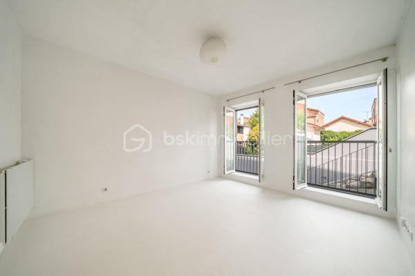Dans une ancienne imprimerie réhabilitée en lofts contemporains, venez découvrir cet appartement de 54 m² avec un extérieur privatif, pensé pour les amateurs d’espaces atypiques.

Organisé sur plusieurs niveaux, cet appartement offre une configuration originale qui joue avec les volumes et crée une séparation naturelle entre les espaces de vie et l’espace nuit.

Au rez-de-jardin, le séjour s’ouvre directement sur l’extérieur grâce à de larges baies vitrées. La terrasse privative, au calme, sans vis-à-vis, offre un espace agréable pour profiter des beaux jours et constitue un véritable prolongement de la pièce de vie.
Depuis le séjour, quelques marches mènent à la cuisine et la salle de bains avec WC.

L'escalier en colimaçon conduit ensuite à l’espace nuit, composé de deux chambres, dont une, aménagée en mezzanine et pouvant également servir de bureau ou grand dressing. Une configuration pleine de caractère qui permet de profiter pleinement des différents volumes de l’appartement.

Ses atouts :
Une configuration atypique organisée sur plusieurs niveaux
Un extérieur privatif au calme et sans vis-à-vis
Un escalier en colimaçon en bois et métal, véritable élément de caractère
Deux chambres, dont une aménagée en mezzanine
Une copropriété jeune, à l'ambiance conviviale
Proximité du RER B et du métro 4 (Bagneux-Lucie Aubrac)