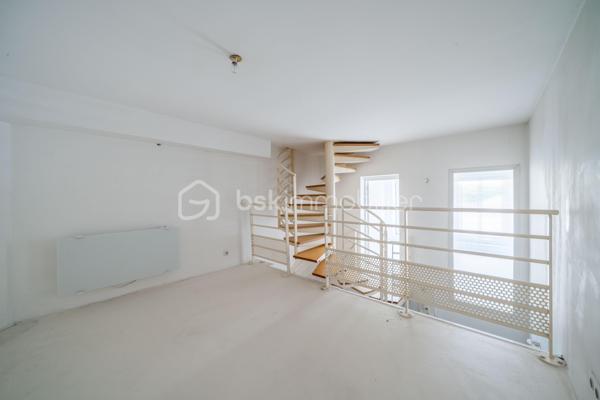 Dans une ancienne imprimerie réhabilitée en lofts contemporains, venez découvrir cet appartement de 54 m² avec un extérieur privatif, pensé pour les amateurs d’espaces atypiques.

Organisé sur plusieurs niveaux, cet appartement offre une configuration originale qui joue avec les volumes et crée une séparation naturelle entre les espaces de vie et l’espace nuit.

Au rez-de-jardin, le séjour s’ouvre directement sur l’extérieur grâce à de larges baies vitrées. La terrasse privative, au calme, sans vis-à-vis, offre un espace agréable pour profiter des beaux jours et constitue un véritable prolongement de la pièce de vie.
Depuis le séjour, quelques marches mènent à la cuisine et la salle de bains avec WC.

L'escalier en colimaçon conduit ensuite à l’espace nuit, composé de deux chambres, dont une, aménagée en mezzanine et pouvant également servir de bureau ou grand dressing. Une configuration pleine de caractère qui permet de profiter pleinement des différents volumes de l’appartement.

Ses atouts :
Une configuration atypique organisée sur plusieurs niveaux
Un extérieur privatif au calme et sans vis-à-vis
Un escalier en colimaçon en bois et métal, véritable élément de caractère
Deux chambres, dont une aménagée en mezzanine
Une copropriété jeune, à l'ambiance conviviale
Proximité du RER B et du métro 4 (Bagneux-Lucie Aubrac)
