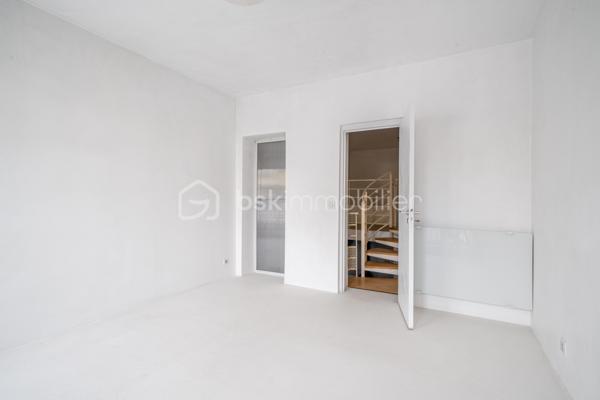 Dans une ancienne imprimerie réhabilitée en lofts contemporains, venez découvrir cet appartement de 54 m² avec un extérieur privatif, pensé pour les amateurs d’espaces atypiques.

Organisé sur plusieurs niveaux, cet appartement offre une configuration originale qui joue avec les volumes et crée une séparation naturelle entre les espaces de vie et l’espace nuit.

Au rez-de-jardin, le séjour s’ouvre directement sur l’extérieur grâce à de larges baies vitrées. La terrasse privative, au calme, sans vis-à-vis, offre un espace agréable pour profiter des beaux jours et constitue un véritable prolongement de la pièce de vie.
Depuis le séjour, quelques marches mènent à la cuisine et la salle de bains avec WC.

L'escalier en colimaçon conduit ensuite à l’espace nuit, composé de deux chambres, dont une, aménagée en mezzanine et pouvant également servir de bureau ou grand dressing. Une configuration pleine de caractère qui permet de profiter pleinement des différents volumes de l’appartement.

Ses atouts :
Une configuration atypique organisée sur plusieurs niveaux
Un extérieur privatif au calme et sans vis-à-vis
Un escalier en colimaçon en bois et métal, véritable élément de caractère
Deux chambres, dont une aménagée en mezzanine
Une copropriété jeune, à l'ambiance conviviale
Proximité du RER B et du métro 4 (Bagneux-Lucie Aubrac)