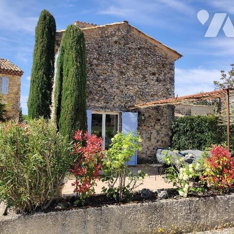 Charmante maisonnette de type 2, lumineuse avec terrasse et remise et abri voiture.