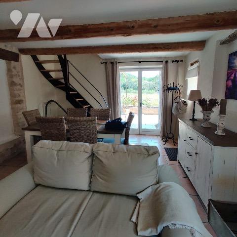 Charmante maisonnette de type 2, lumineuse avec terrasse et remise et abri voiture.