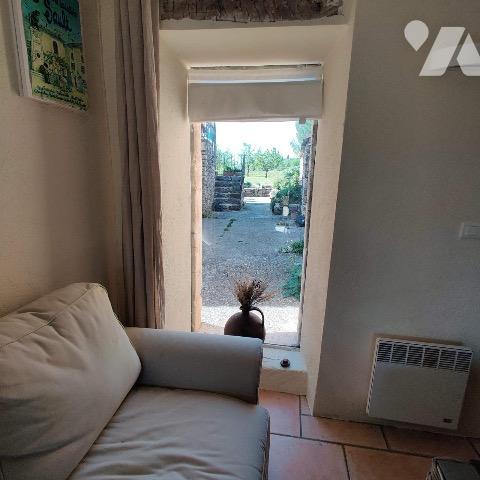 Charmante maisonnette de type 2, lumineuse avec terrasse et remise et abri voiture.