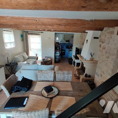 Charmante maisonnette de type 2, lumineuse avec terrasse et remise et abri voiture.