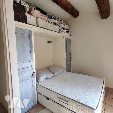 Charmante maisonnette de type 2, lumineuse avec terrasse et remise et abri voiture.