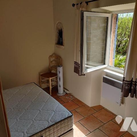 Charmante maisonnette de type 2, lumineuse avec terrasse et remise et abri voiture.