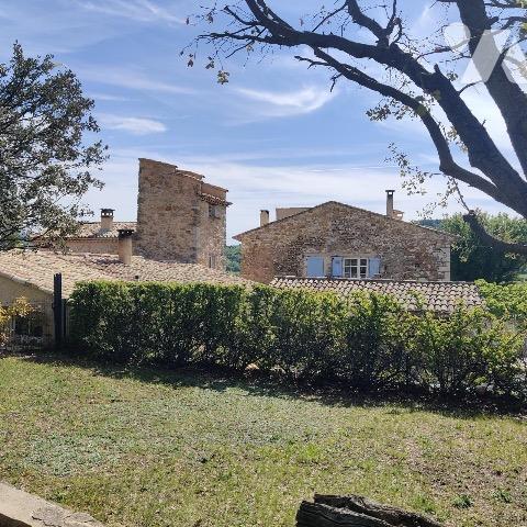 Charmante maisonnette de type 2, lumineuse avec terrasse et remise et abri voiture.