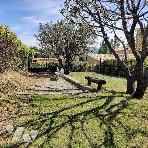 Charmante maisonnette de type 2, lumineuse avec terrasse et remise et abri voiture.