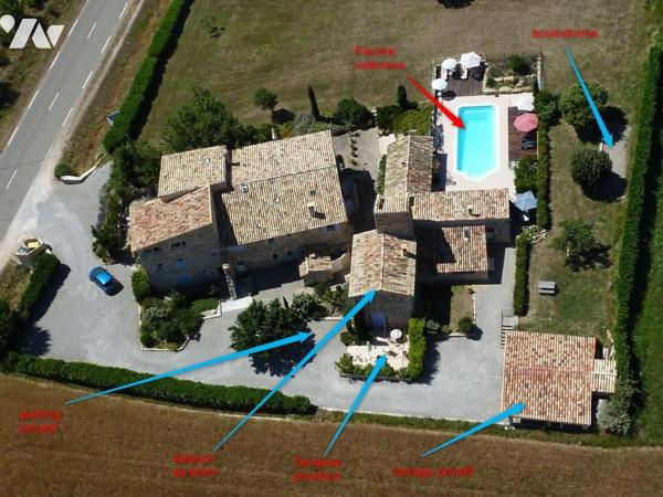 Charmante maisonnette de type 2, lumineuse avec terrasse et remise et abri voiture.