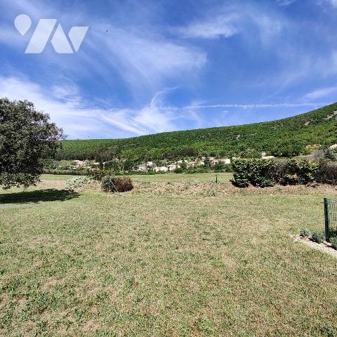 Charmante maisonnette de type 2, lumineuse avec terrasse et remise et abri voiture.