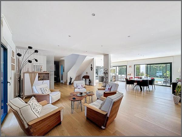 Maison contemporaine avec des prestations haut de gamme.