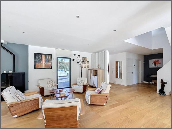 Maison contemporaine avec des prestations haut de gamme.
