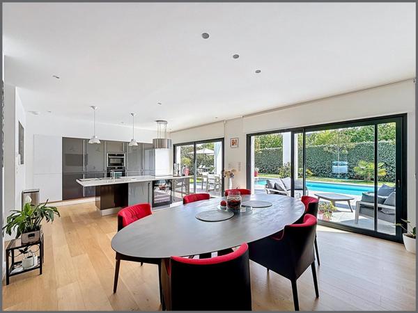 Maison contemporaine avec des prestations haut de gamme.