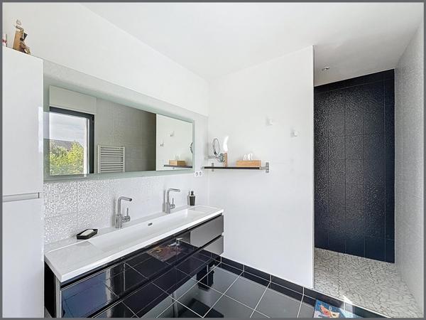 Maison contemporaine avec des prestations haut de gamme.