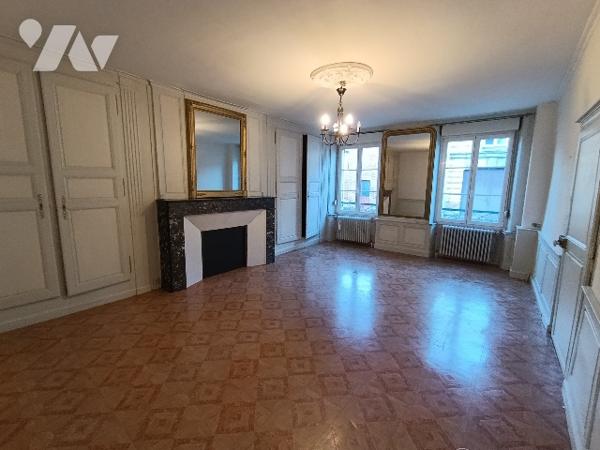 SAINTE MENEHOULD - RUE DROUET
Une maison d'habitation de 244m² avec jardin clos sur l'arrière