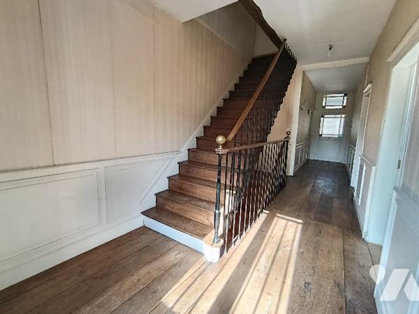 SAINTE MENEHOULD - RUE DROUET
Une maison d'habitation de 244m² avec jardin clos sur l'arrière