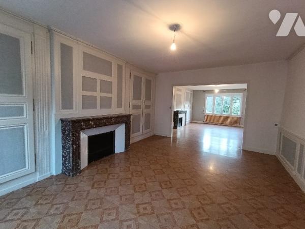 SAINTE MENEHOULD - RUE DROUET
Une maison d'habitation de 244m² avec jardin clos sur l'arrière