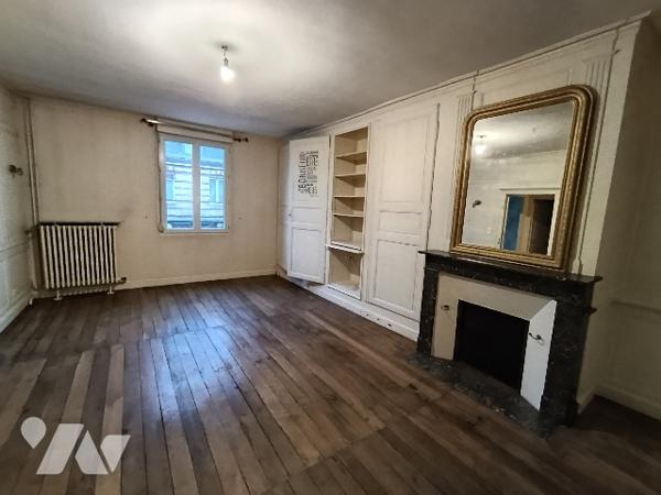 SAINTE MENEHOULD - RUE DROUET
Une maison d'habitation de 244m² avec jardin clos sur l'arrière
