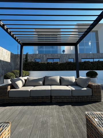 Location Saisonnière au  Monténégro- Villa exclusive surplombant les bouches de Kotor, un écrin de quiétude et de raffinement