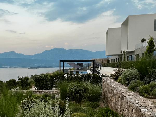 Location Saisonnière au  Monténégro- Villa exclusive surplombant les bouches de Kotor, un écrin de quiétude et de raffinement