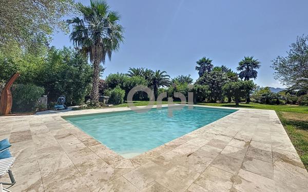 Maison à vendre    5 pièces • 262,45 m2 Roquebrune-sur-Argens