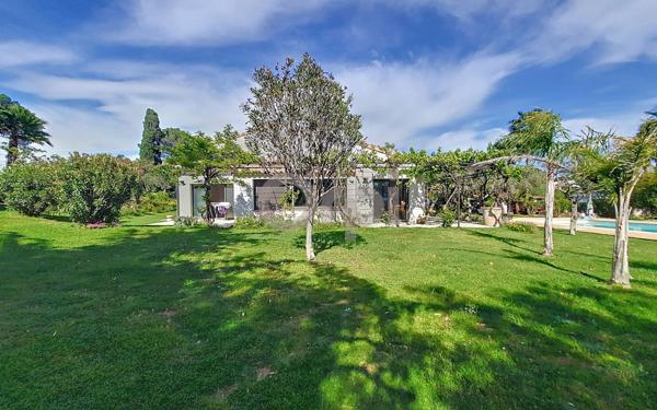 Maison à vendre    5 pièces • 262,45 m2 Roquebrune-sur-Argens