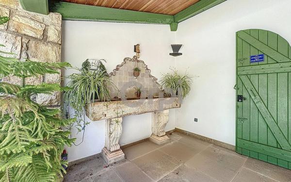 Maison à vendre    5 pièces • 262,45 m2 Roquebrune-sur-Argens
