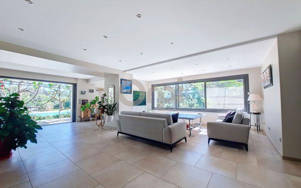 Maison à vendre    5 pièces • 262,45 m2 Roquebrune-sur-Argens