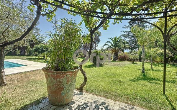 Maison à vendre    5 pièces • 262,45 m2 Roquebrune-sur-Argens