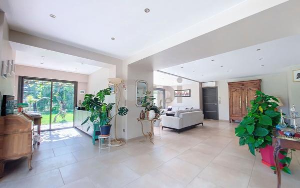 Maison à vendre    5 pièces • 262,45 m2 Roquebrune-sur-Argens