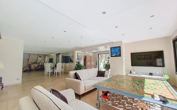 Maison à vendre    5 pièces • 262,45 m2 Roquebrune-sur-Argens