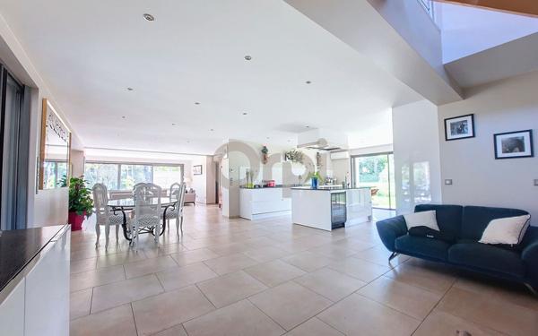Maison à vendre    5 pièces • 262,45 m2 Roquebrune-sur-Argens