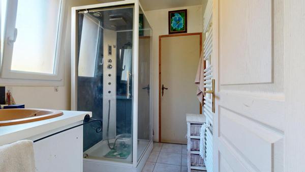 Maison de plain-pied avec garage et terrain clos