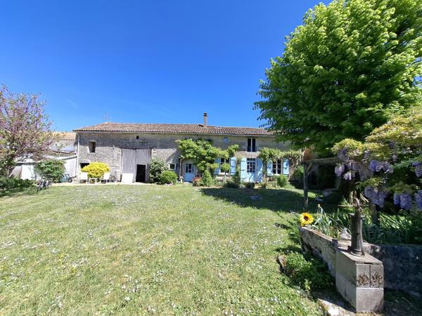Charmante ferme rénovée dans un hameau paisible avec de magnifiques jardins