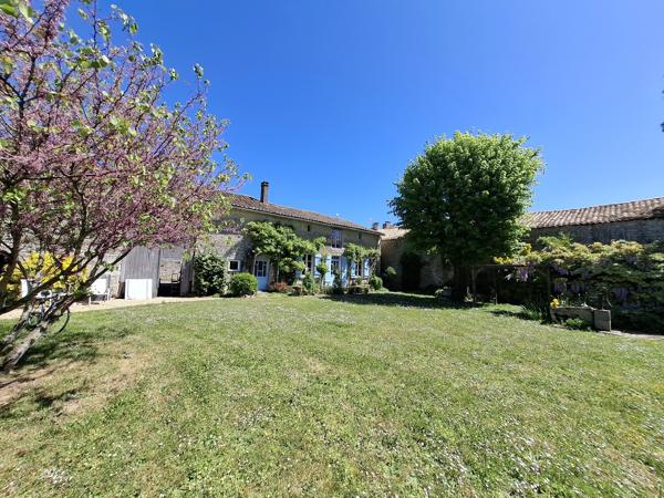 Charmante ferme rénovée dans un hameau paisible avec de magnifiques jardins